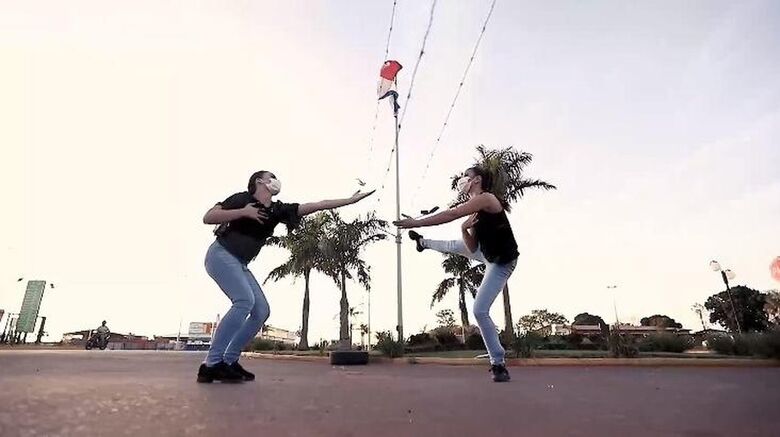 Bailarinas dançam na fronteira do Brasil com Paraguai como forma de homenagear cidades irmãs separadas pela pandemia. - Crédito: Rocha Productora