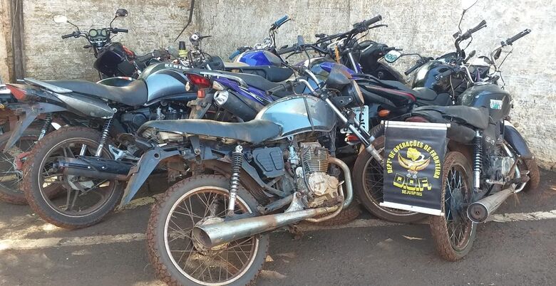 Traficantes fogem e abandonam 9 motocicletas com maconha - 