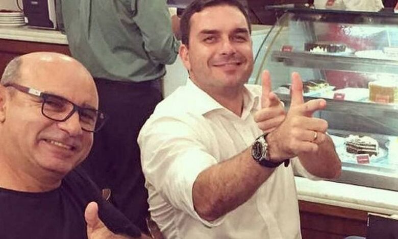 Queiroz ao lado do senador Flávio Bolsonaro, filho do presidente da República - 