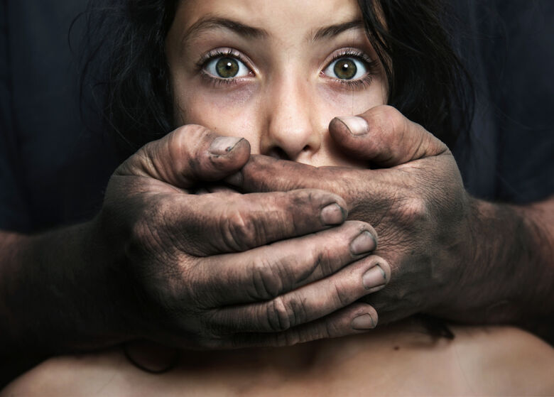 Mãe flagra a filha de 10 anos sendo estuprada pelo padrasto - Crédito: Imagem Ilustrativa