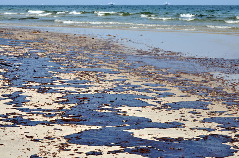Marinha recolhe fragmentos de óleo em praias brasileiras - 