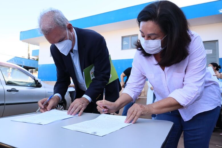 Geraldo e Délia durante assinatura de convênio para repasse financeiro à saúde. - Crédito: Divulgação