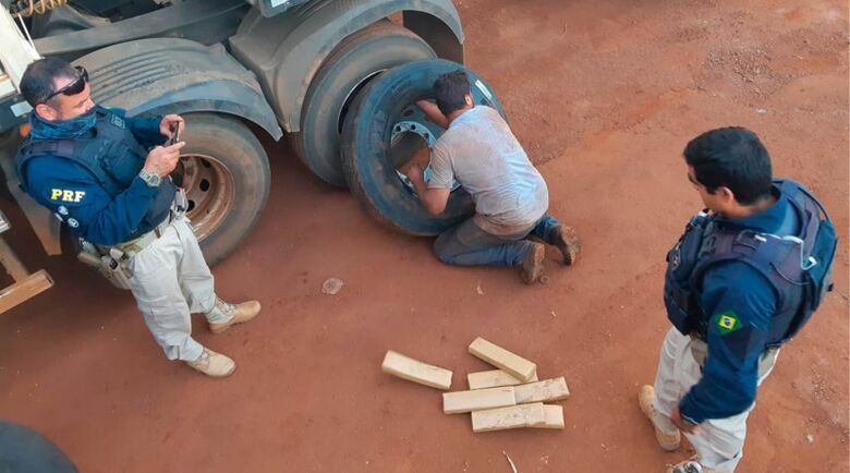 PRF apreende 278,6 Kg de maconha em pneus de caminhão em Sidrolândia - 