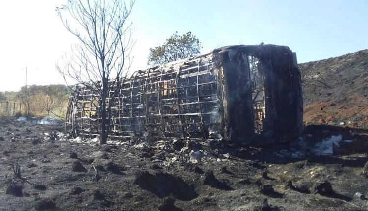 Ônibus de transporte de trabalhadores pega fogo após acidente - 