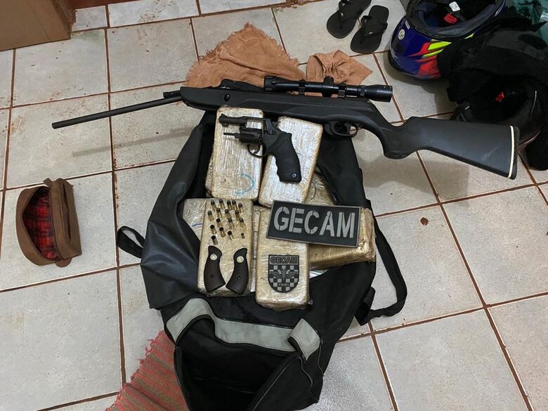 Três pessoas são presas em MS com 44 tabletes de cocaína, munições e armas - Crédito: PM/Divulgação
