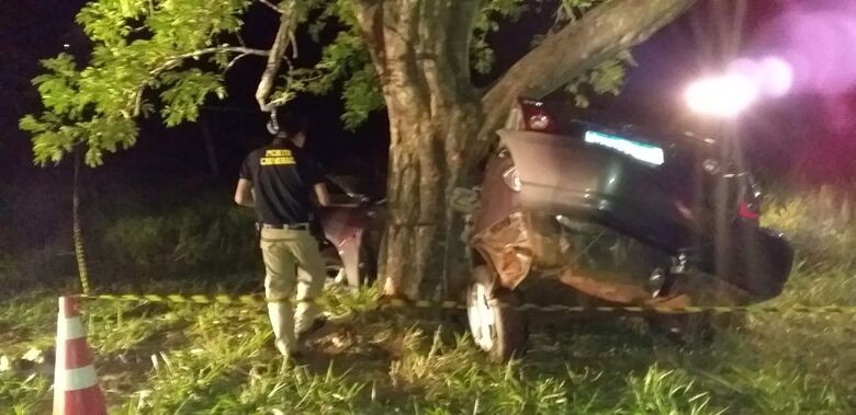 Motorista morre após colidir contra árvore - Crédito: Cido Costa