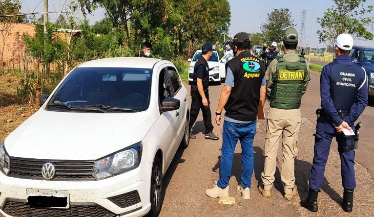 Fiscalização da Agepan com Detran e GCM apreende veículos por transporte ilegal de passageiros bolivianos - 