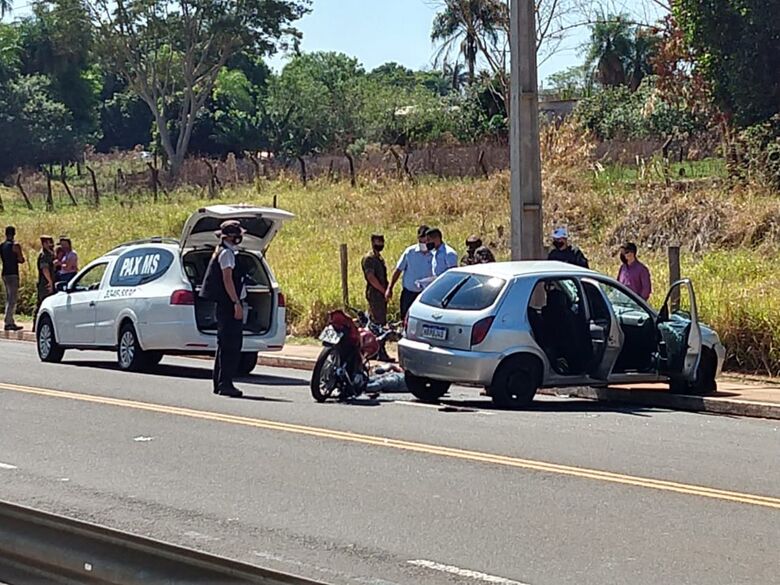 Militar do Exército em motocicleta morre ao ser atingido por carro - Crédito: Militar morreu no local do acidente — Foto: Robson de Souza/ TV Morena