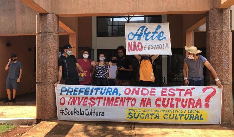 Os profissionais realizaram mais uma manifestação na secretaria de cultura - Crédito: Foto: Divulgação