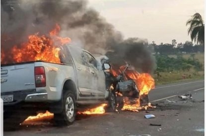 Caminhonete e carro colidem e pegam fogo na estrada próximo à Sidrolândia - Crédito: Sidroândia News