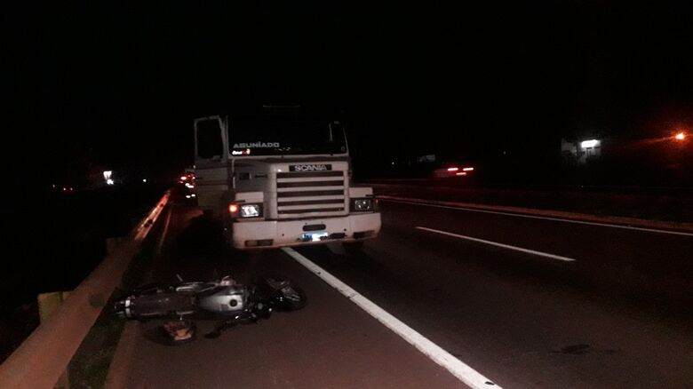 Colisão entre moto e carreta ocorreu na BR-163 em Dourados - Crédito: Cido Costa