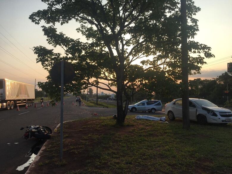 Colisão entre os dois veículos foi em ponto de cruzamento com semáforo - Crédito: Luana Rodrigues/TV Morena