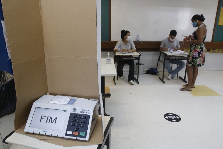 Eleitores votam contando com medidas de segurança contra a Covid-19; máscara é obrigatória - Crédito: Fernando Frazão/Agência Brasil
