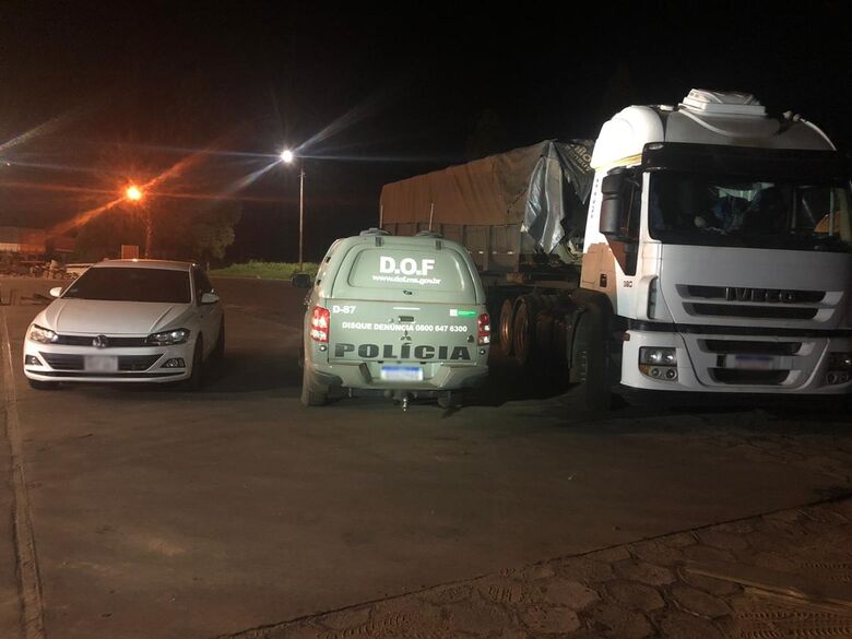 Caminhão que seguia para São Paulo com mais de 700 quilos de maconha foi apreendido pelo DOF - 