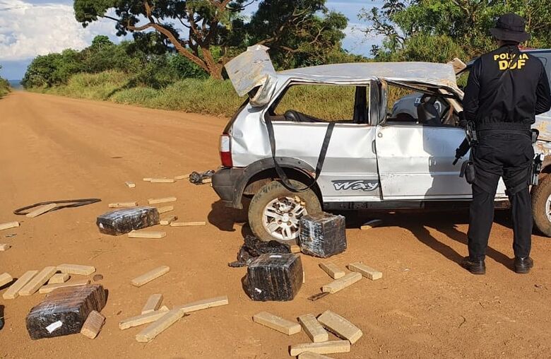Veículo capotado com mais de meia tonelada de maconha é apreendido pelo DOF - Crédito: Divulgação