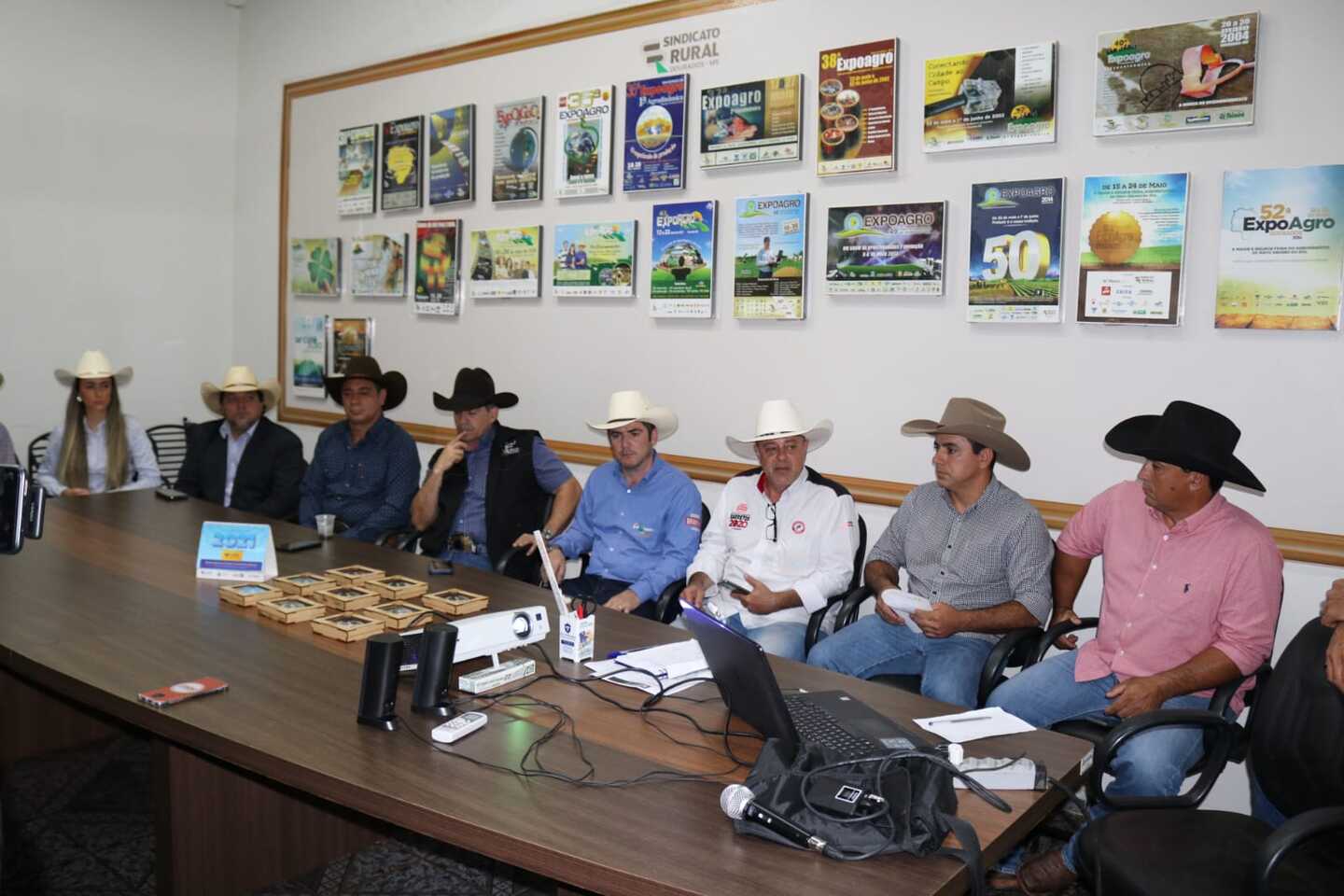 Festa do Peão de Boiadeiro de Dourados começa na semana que vem com shows e  rodeios