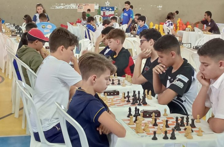 Jogando muito! Estudantes brilham em competições de Xadrez