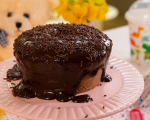 Aprenda como fazer o clássico Bolo de Cenoura com Cobertura de Chocolate -  Famintas