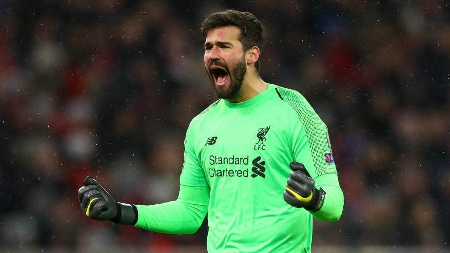 Alisson é eleito melhor goleiro do mundo pela France Football 